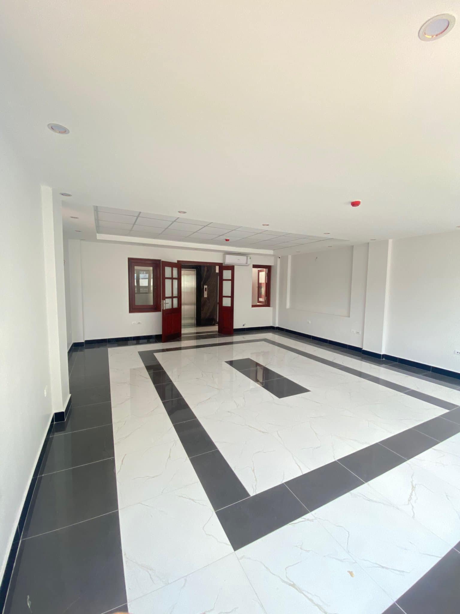 Bán Nhà Phố Tôn Thất Tùng Đống Đa, 171m2, MT 8.6m, Ô tô vào nhà, Lô Góc, Giá 23.5 Tỷ