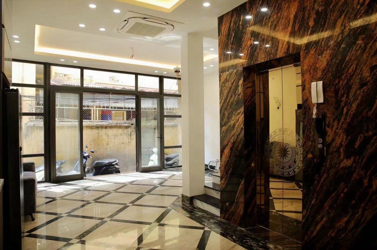 Bán nhà mặt phố khu Phan Chu Trinh- Hai Bà Trưng, Hoàn Kiếm Hà Nội, thông tin chi tiết: - Nhà diện tích thực tế 50 m2, mặt tiền 4m, xây dựng 6 tầng chắc chắn, nội thất hiện đại. - Nhà đang cho thuê kinh doanh, doanh thi 50 tr/ tháng. Năm phút đi bộ ra Hồ Gươm. Vỉa hè rộng rãi , đường ô tô 2 chiều vô cùng tiện lợi.