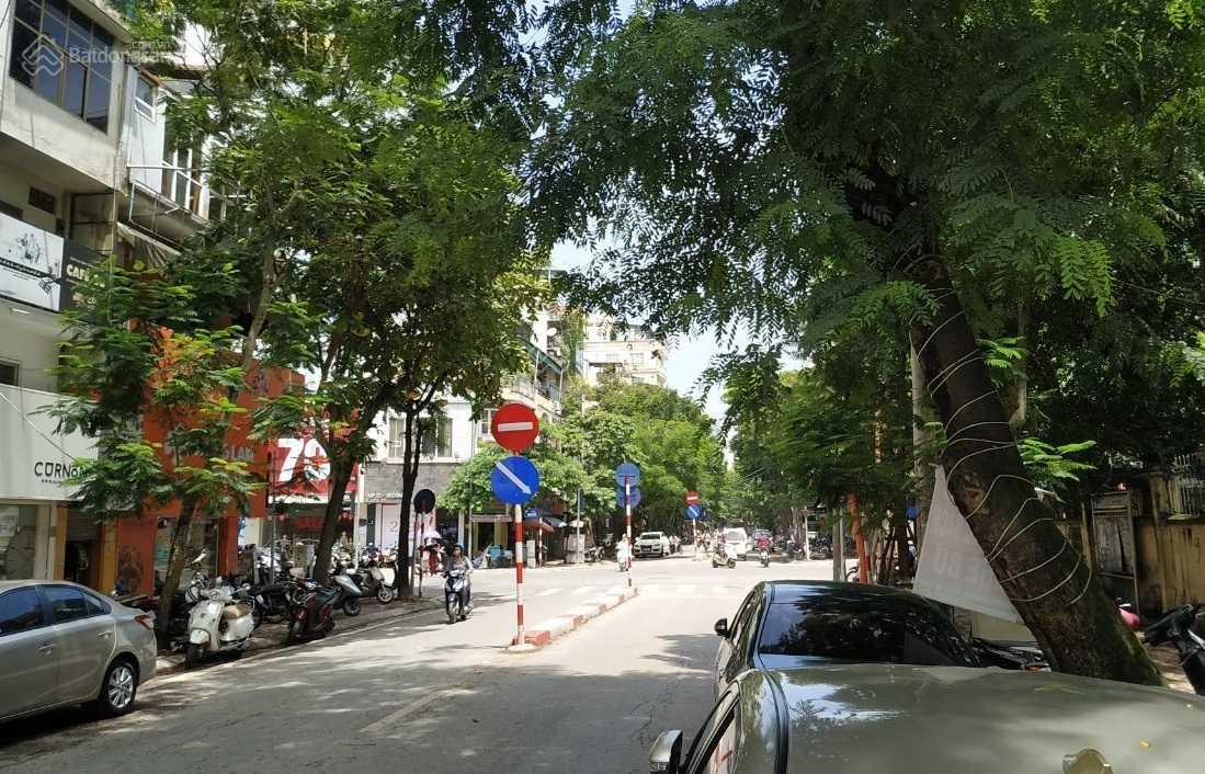 Bán gấp nhà mặt phố Nguyễn Chí Thanh, Ba Đình 7 tầng thang máy, vỉa hè, KD, doanh thu 3 tỷ