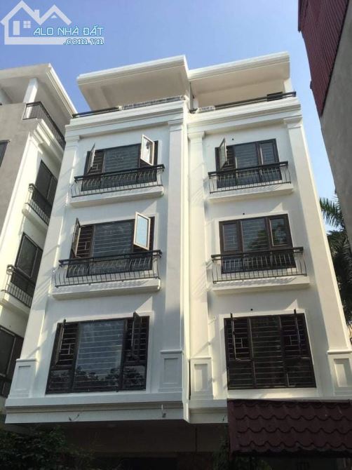 Bán nhà mặt phố Nhật Chiêu 101m2, 4 tầng mặt tiền 6.4m, hướng Đông Nam view Hồ Tây.