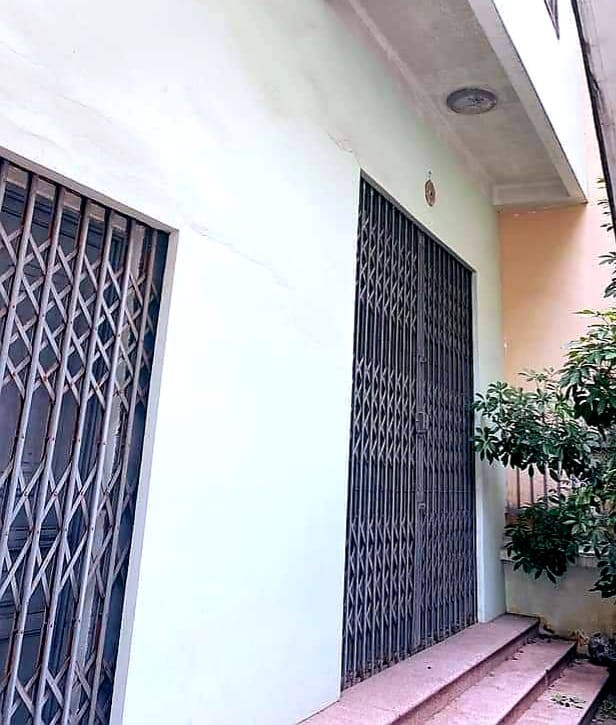 BÁN NHÀ ĐƯỜNG CẦU GIẤY, DIỆN TÍCH, MẶT TIỀN RỘNG, CHIA 2 LÔ HOẶC ĐẦU TƯ XÂY TOÀ CĂN HỘ DỊCH VỤ ĐỀU ĐẸP. 098.115.8.507. + Mặt ngõ ô tô vào nhà, cách mặt đường Cầu Giấy chỉ 20m. Ngõ nông, rộng, thoáng. + Nhà xây 4 tầng với 5 phòng ngủ, cực kỳ chắc chắn, sửa sang ở tốt, nâng tầng (móng chắc có thể lên thành toà 7 tầng) hoặc đầu tư xây mới tuyệt vời. + Thông số: 100m2, MT 8m. + Sổ vuông đẹp trước sau như một. Gia chủ có tuổi thiện chí bán. LH(15): Mrs Dung. 098.115.8.507.