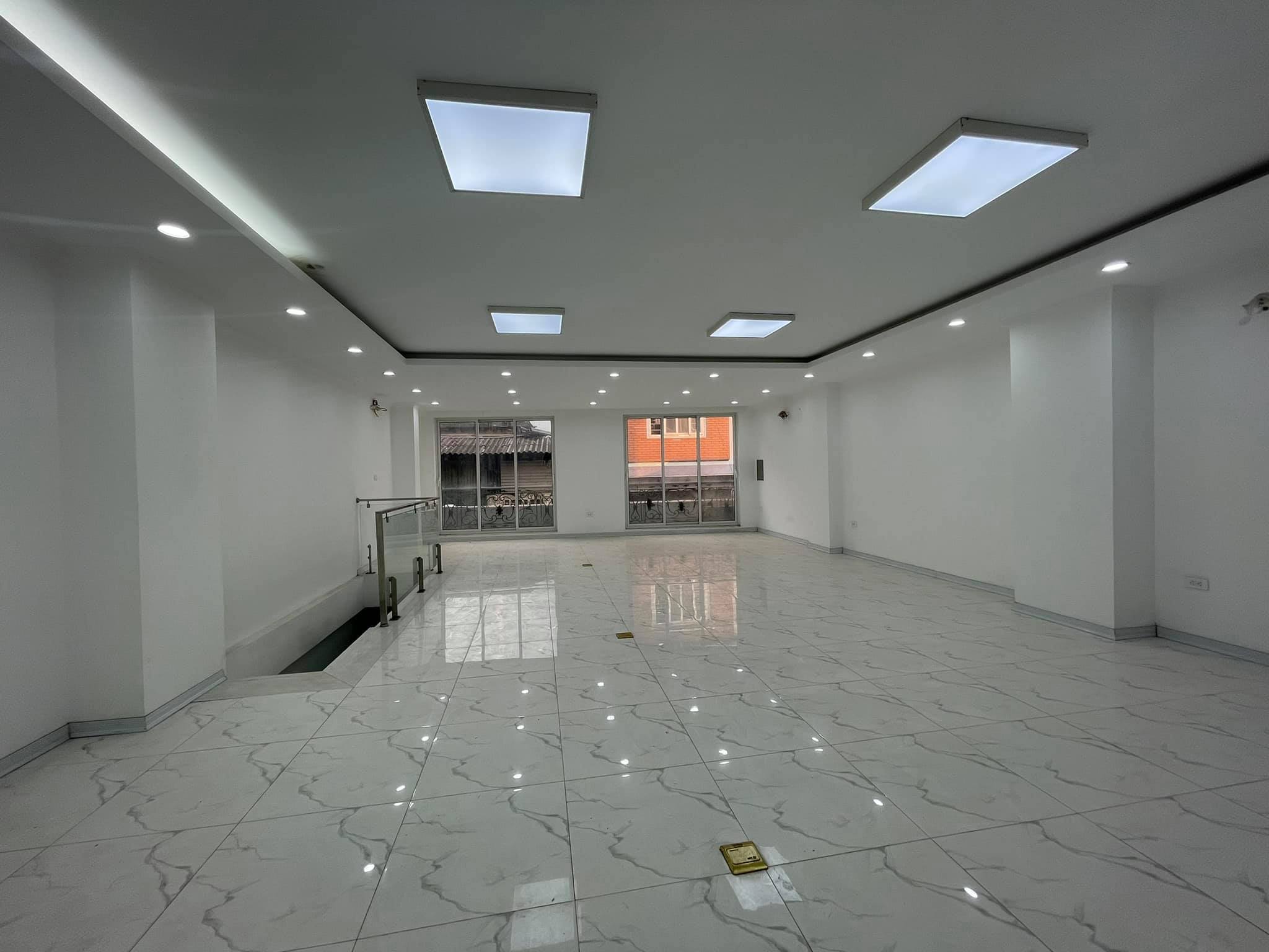 bán nhà riêng hẻm 6m đường Thành Thái quận 10. DT: 4.2x19 trệt 2 lầu st nhà mới ở ngay