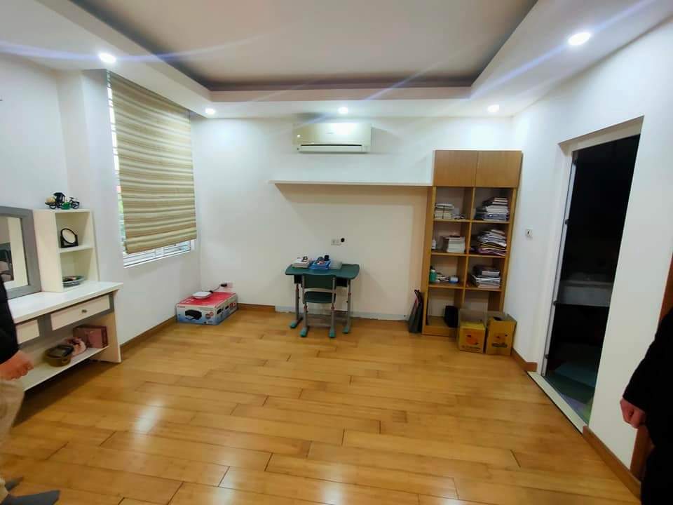 Chính chủ cần bán gấp nhà Láng Hạ, Đống Đa. Ngõ ô tô tránh, tập trung nhiều văn phòng, thông khắp ngả, đi lại rất thuận tiện.