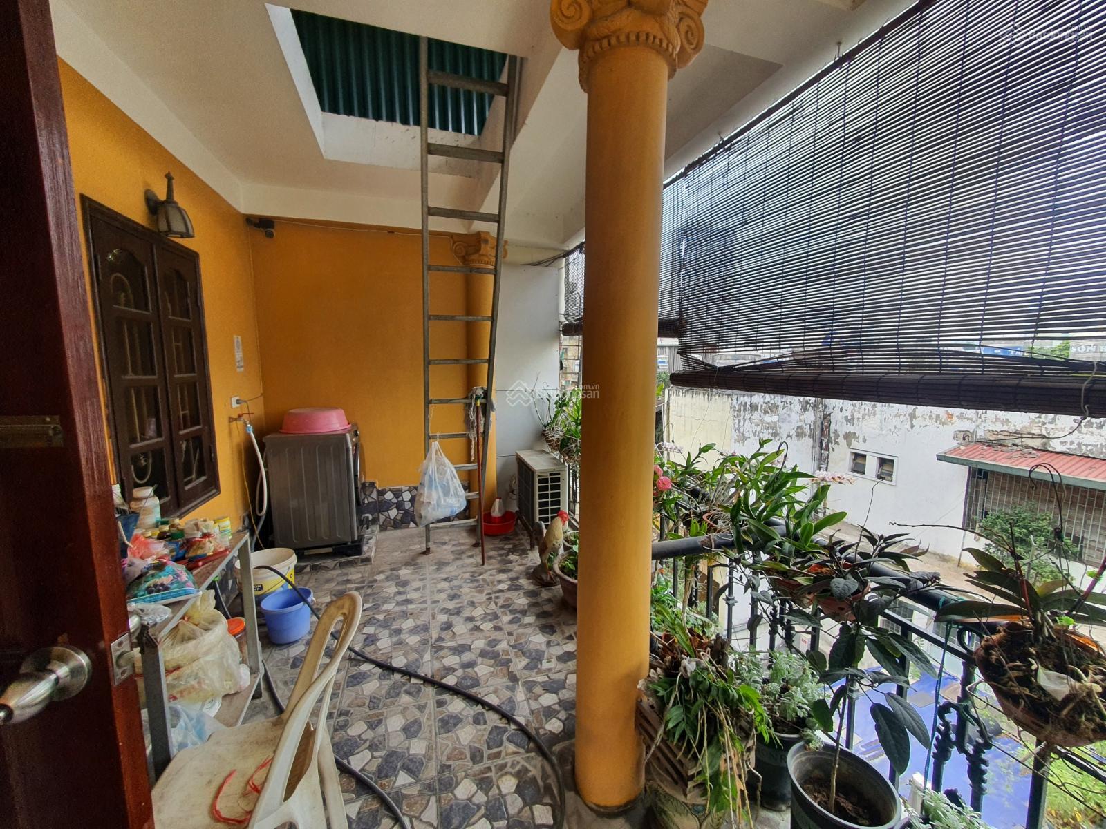 BÁN GẤP NHÀ ĐƯỜNG LÁNG-CẦU GIẤY LÔ GÓC, 3 THOÁNG, ĐANG KINH DOANH 45M 5 TẦNG.