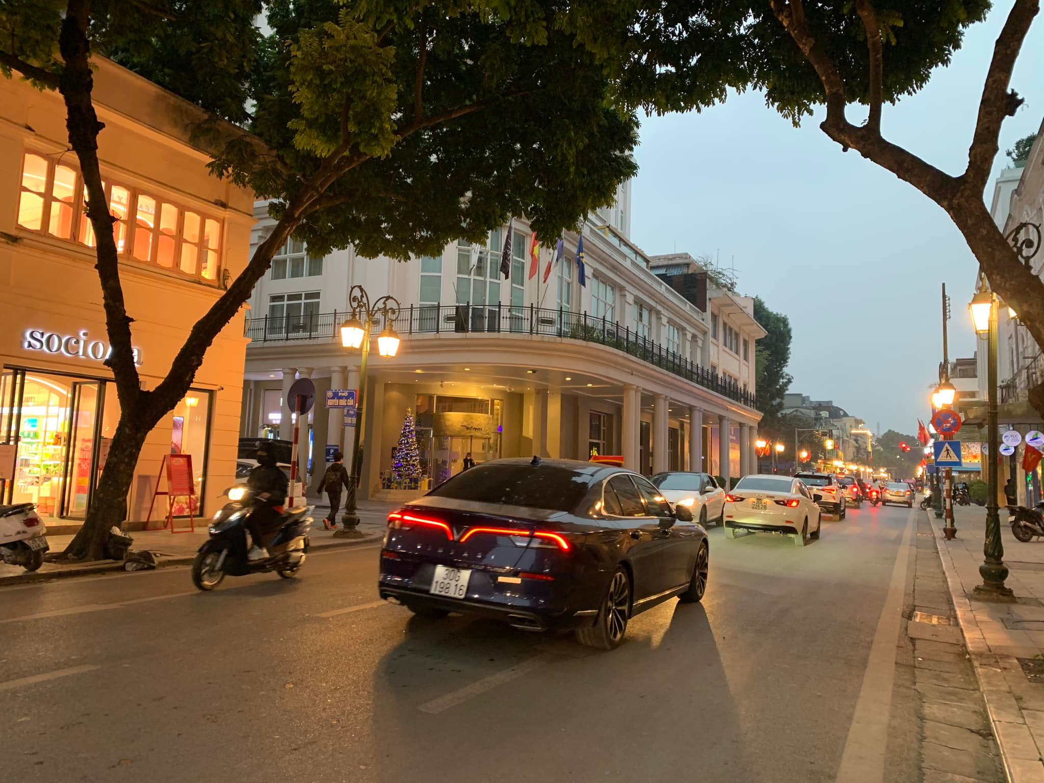 Luôn chuẩn thông tin - Bán tòa nhà mặt phố Vạn Bảo 72m2 * 8T - MT9m - Giá chào 34 tỷ