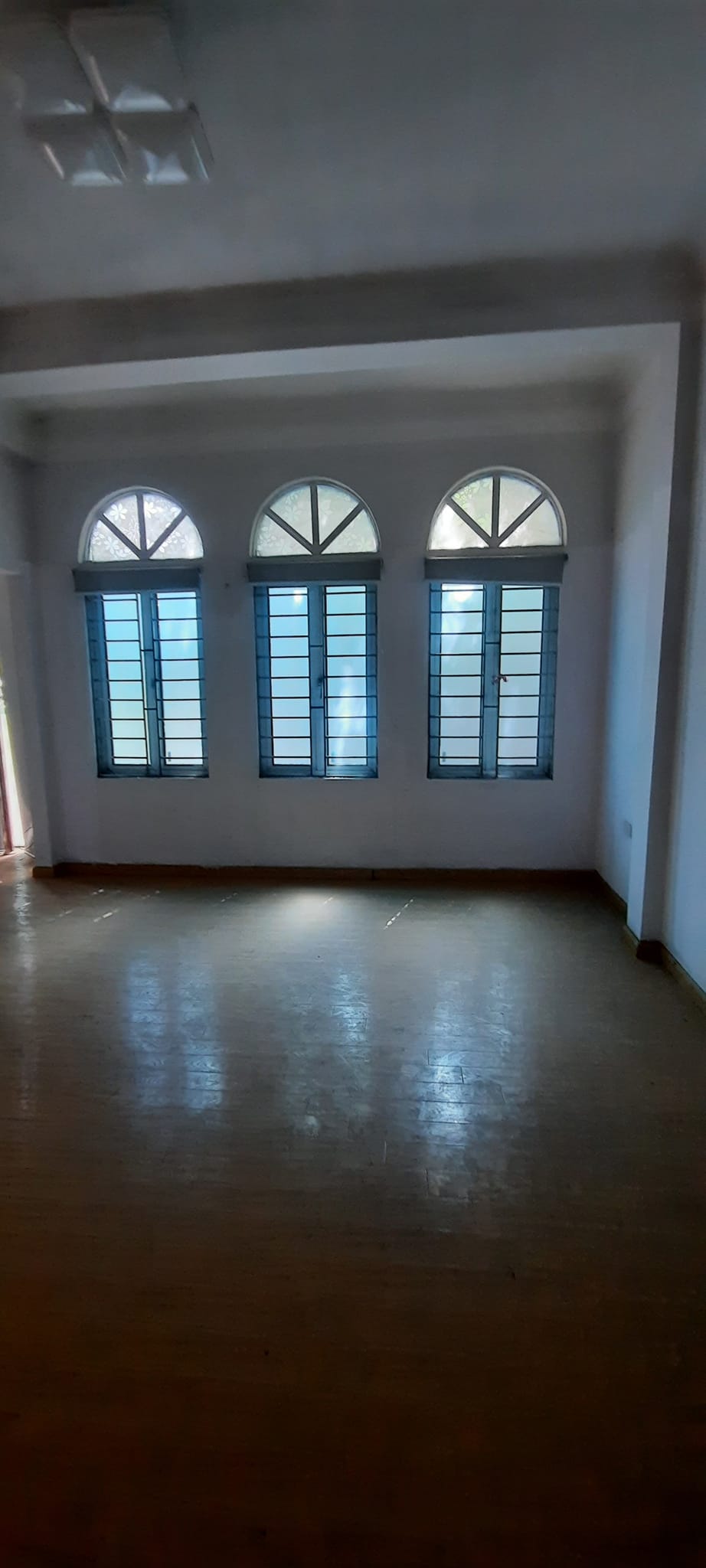 Bán gấp nhà phố Nghĩa Tân, 34m2, 5 tầng, mặt tiền 4.3m, giá 17 tỷ, kinh doanh sầm uất