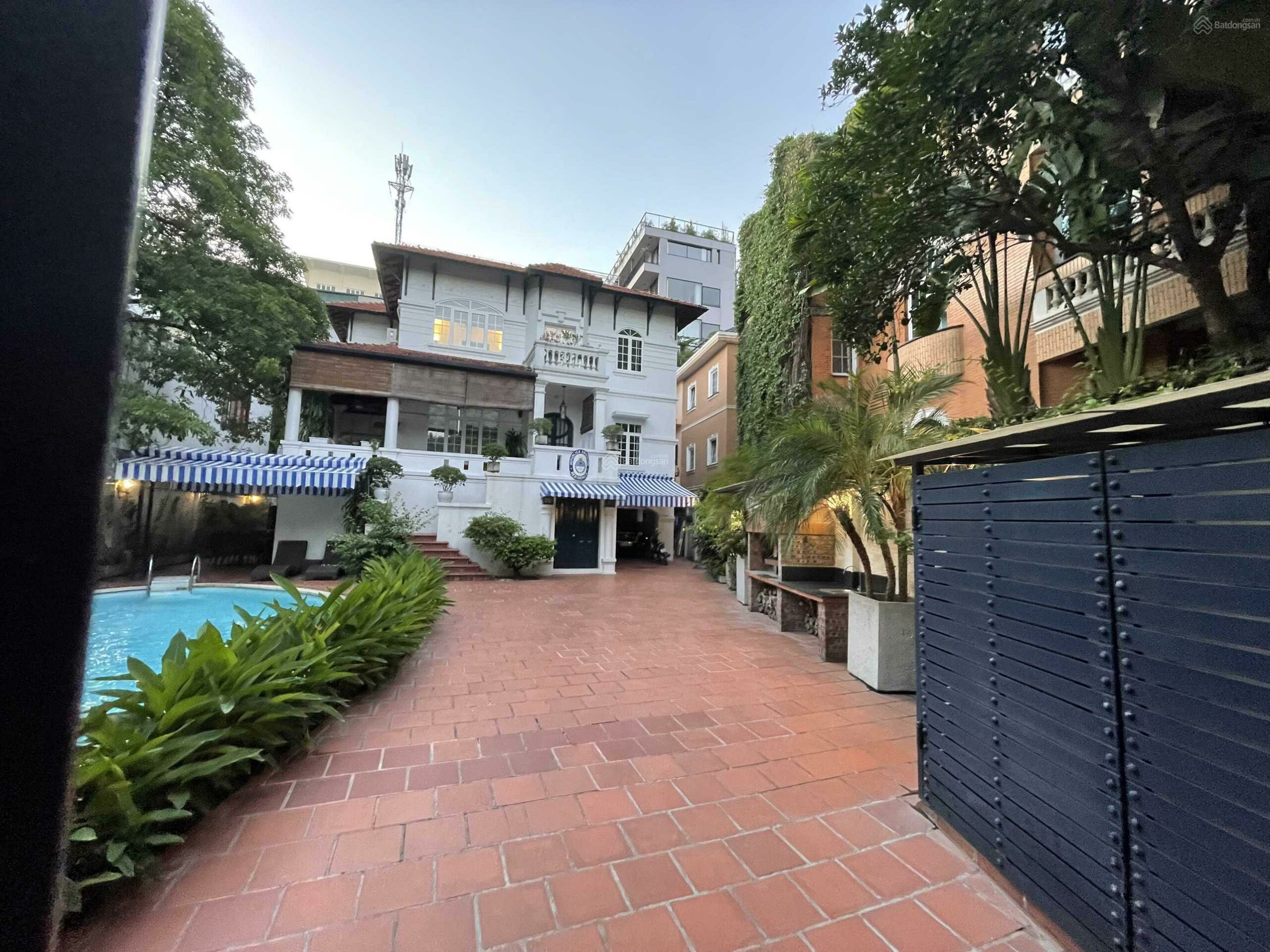 Bán biệt thự 3 tầng diện tích 433m2 mặt tiền 15m mặt phố Quảng An, Tây Hồ, Hà Nội