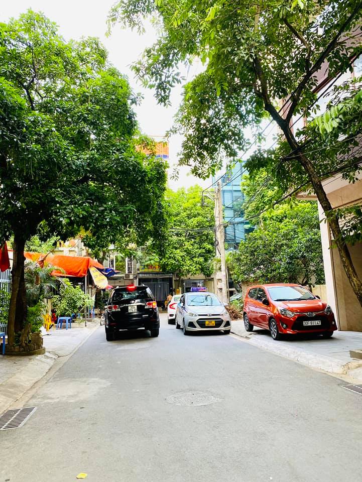 BIỆT THỰ SANG TRỌNG, ĐƯỜNG TO RỘNG, VỈA HÈ KINH DOANH, NỘI THẤT ĐẸP, SẴN Ô CHỜ THANG MÁY, KHU PHÂN LÔ BÀN CỜ CỰC VIP PHƯỜNG MỄ TRÌ, 098.115.8.507. + Nhà khu phân lô VIP nhất phố Đồng Me, thiết kế sang chảnh, hiện đại, đẹp. + Căn biệt thự 80m2 5 tầng thoáng trước sau, thiết kế tiện nghi với tầng 2 phòng ngủ. Móng xây vững chắc có thể lên thêm tầng. + Sổ đỏ chính chủ. LH(12.8): Mrs Dung 098.115.8.507.