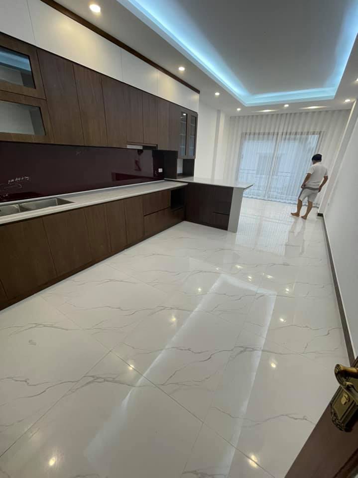 Vị trí đẹp sau nhà mặt phố, ngõ ô tô tránh, vỉa hè rộng, kinh doanh nhiều loại hình.