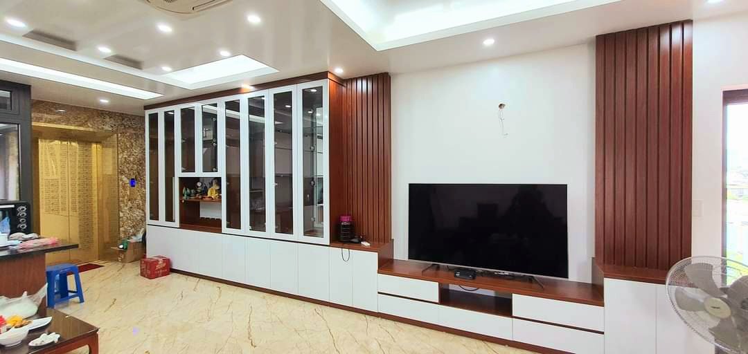 NGÕ TO NHƯ PHỐ, TRUNG TÂM ĐỐNG ĐA, VỈA HÈ RỘNG, TOÀ NHÀ MỚI ĐẸP 8 TẦNG THANG MÁY. + Nhà nằm mặt ngõ to, thông nhiều ngả, khu kinh doanh sầm uất. + DT 50m2, 8 tầng, thang máy hiện đại, MT 5m. Thông số siêu đẹp. Thiết kế thông sàn. + Sổ đỏ vuông, chính chủ thương lượng. LH(24) Mrs Dung 098.115.8.507.