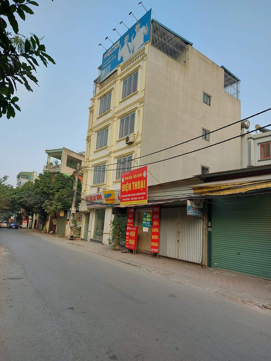 BÁN ĐẤT MẶT PHỐ QUANG TIẾN VỊ TRÍ VÀNG GIÁ TRỊ TƯƠNG LAI TUYỆT VỜI + Mảnh đát to rộng, mặt phố Quang Tiến ngay sát dự án Vin, cách Đại lộ Thăng Long chưa đến 100m, khu vực có quy hoạch mở đường nên giá trị tương lai càng sáng. + Thông số cực đẹp: 160m2, MT 8m. + Sổ đỏ chính chủ. LH(16.8) Mrs Dung 098.115.8.507.