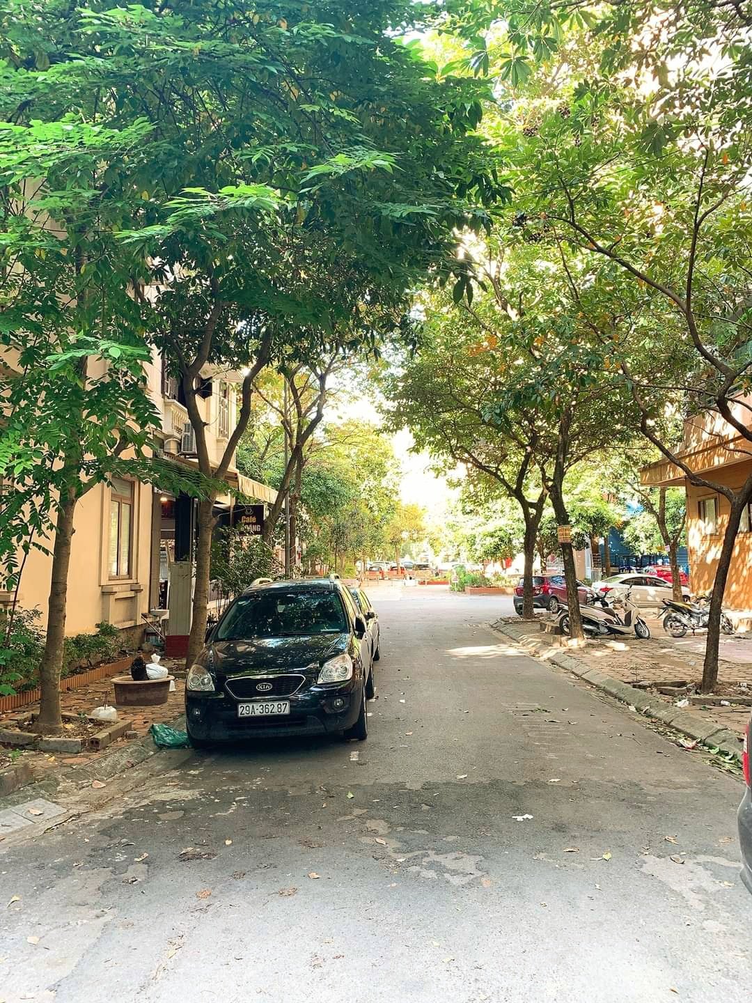 BIỆT THỰ MỸ ĐÌNH LÔ GÓC 2 MẶT ĐƯỜNG CỰC ĐẸP, CẦN BÁN, GIÁ RẤT TỐT, 098.115.8.507. + Vị trí: Nằm trong quần thể khu ĐTM Mỹ Đình. Là căn góc 3 mặt thoáng cực đẹp view vườn hoa trong lành thoáng đãng. Trước nhà đường rộng, ô tô tránh, vỉa hè thênh thang. Ở thích, kinh doanh được, văn phòng tuyệt vời. + Thiết kế hiện đại, nội thất gỗ lim xịn xò, đầy đủ các phòng chức năng hưởng thụ cuộc sống (Phòng Gym, Xông hơi khô, ...). DT 102m2, 4 tầng, MT 19m siêu đẹp. + Tầng 1: Gara ô tô + sân để xe máy + phòng khách + bếp + Tầng 2: 1 ngủ + sinh hoạt chung + Tầng 3: 3 ngủ + Tầng 4: Phòng thờ, phòng Gym, phòng xông hơi khô + sân phơi + Sổ đẹp, chính chủ, cần bán ngay, thương lượng thiện chí. LH(23): Mrs Dung 098.115.8.507