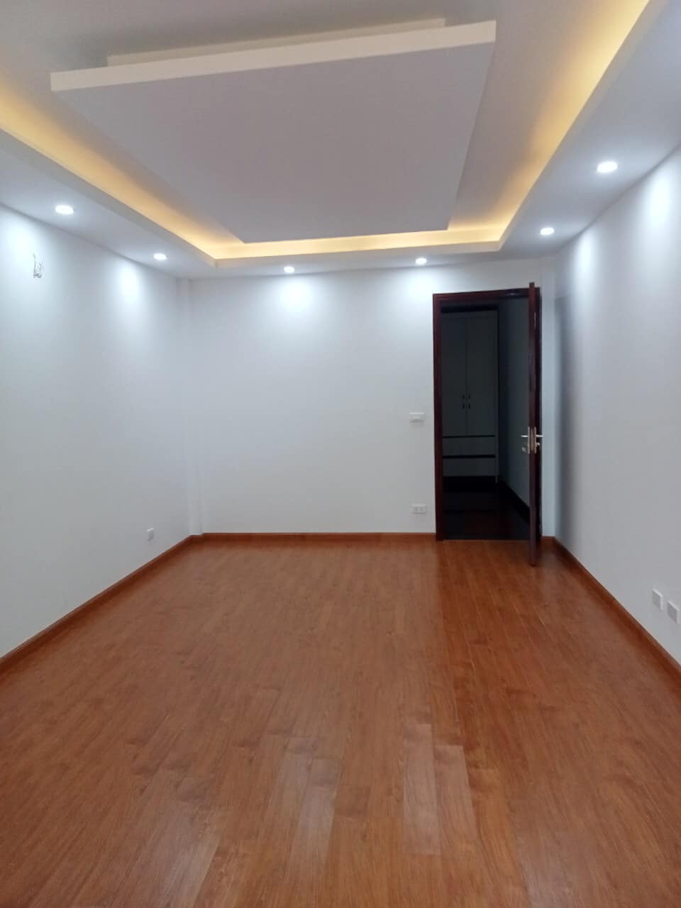 CHIẾN THẮNG LẠM PHÁT, GIÀU bất chấp Covid, mặt phố Lê Thanh Nghị, , bán nhà 108m2.