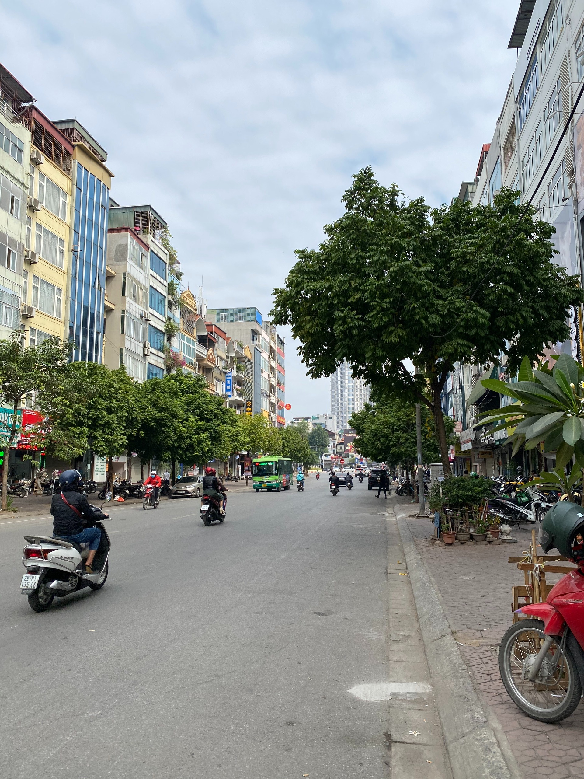 Hiếm nhà mặt phố mới Vũ Phạm Hàm DT 150m2x5T, MT 6m, vỉa hè rộng, kinh doanh khủng 55 tỷ