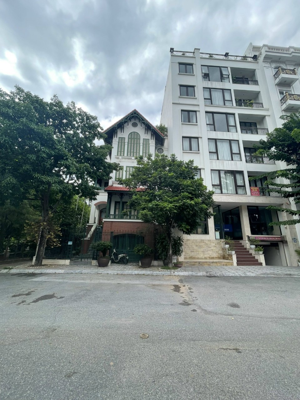 CẦN BÁN NHÀ MP TRUNG PHỤNG – ĐỐNG ĐA: + Diện tích 45m2 x 10 tầng thang máy.