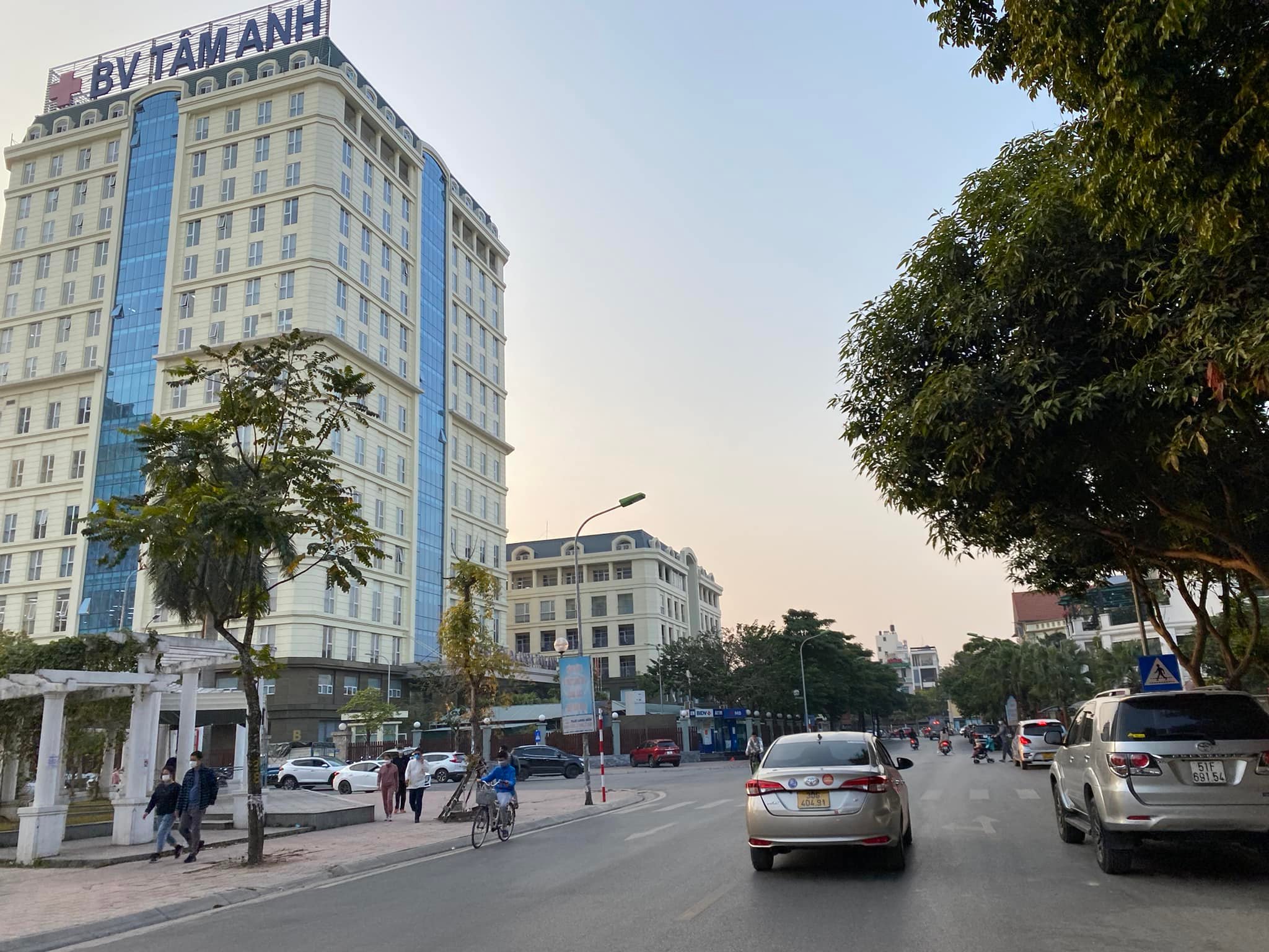 Bán nhà mặt phố Hoàng Như Tiếp - kinh doanh sầm uất 110m2,giá 26tỷ