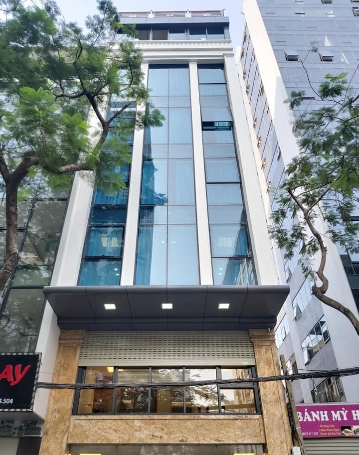 Bán nhà phố Nguyễn Văn Cừ 180m2 mặt tiền 10m vỉa hè ô tô dừng đỗ giá 31 Tỷ