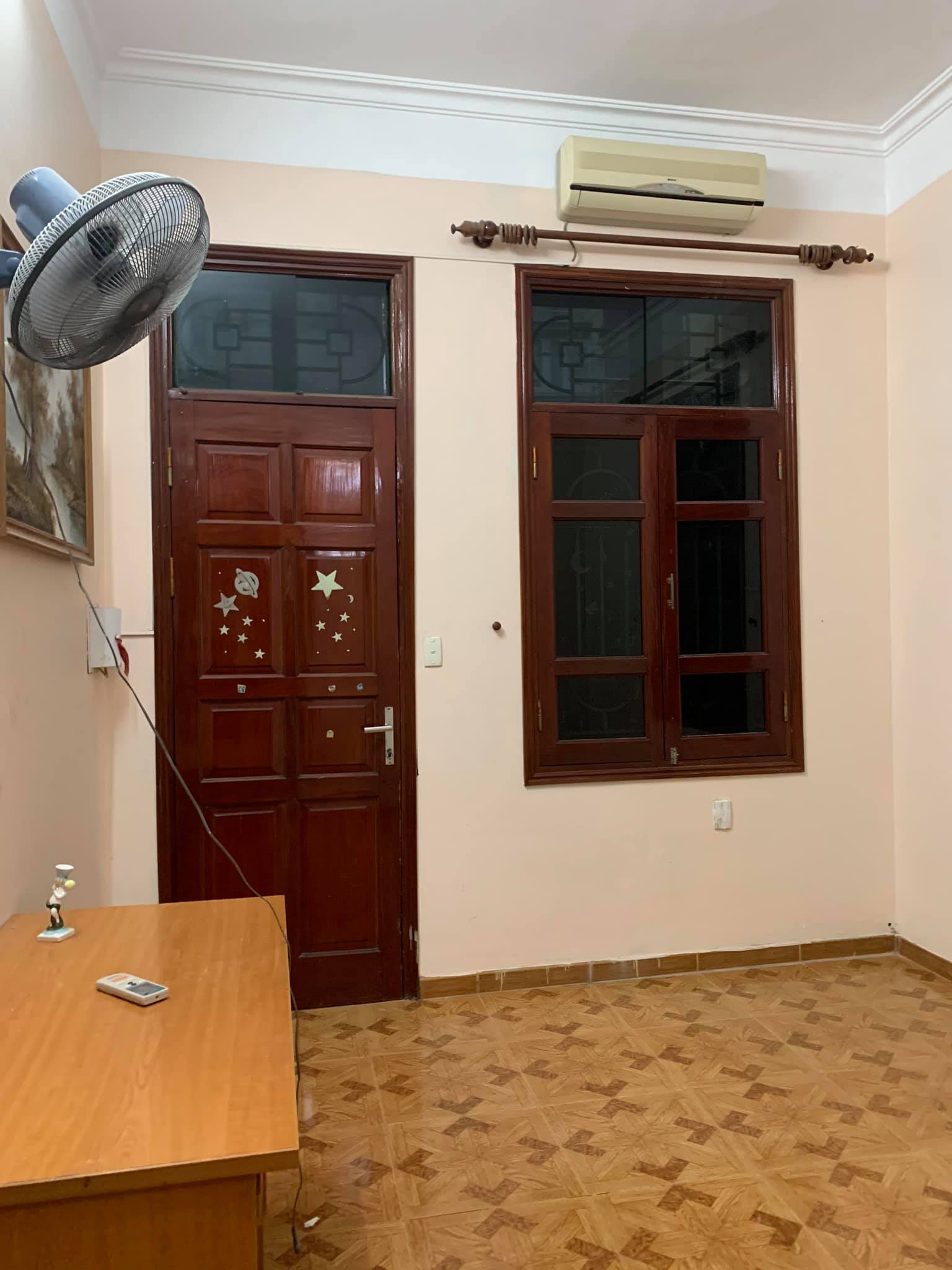 Bán tòa 8 tầng lô góc phố Lạc Long Quân. DT 60m2, MT 6,5m, giá 12,5 tỷ Cách mặt phố 30m