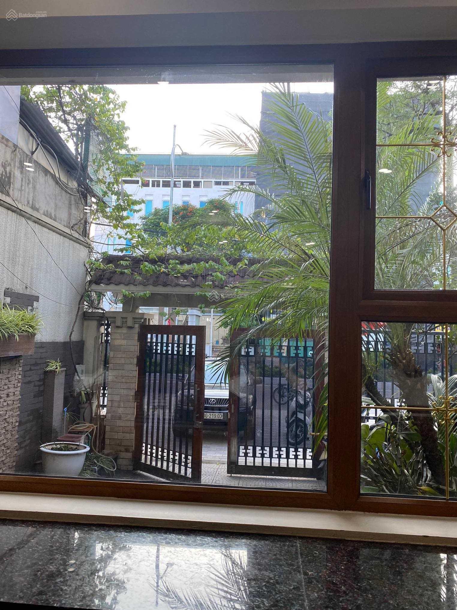 Bán nhà mặt phố Lạc Long Quân 130m2, 3 tầng, MT 14m, giá 26 tỷ