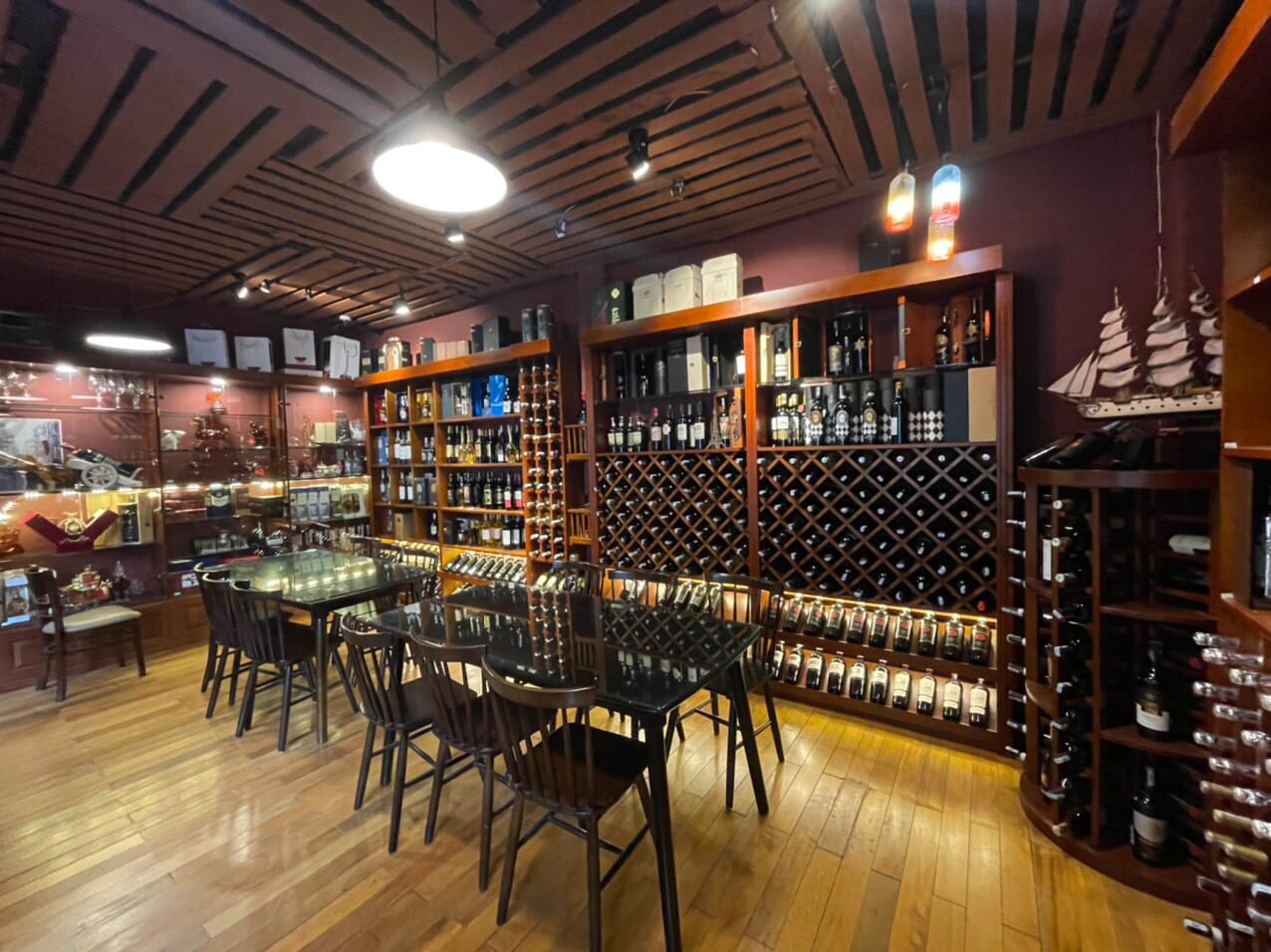 MẶT PHỐ BÀ TRIỆU PHÂN KHÚC TÀI CHÍNH CỰC HIẾM + Nhà mặt phố trung tâm, kinh doanh sầm uất, vị trí cực đẹp, gần ngã ba vỉa hè mênh mông. + Diện tích 50m2, 4 tầng, MT 10m. Sổ đẹp, thiện chí bán. LH(29) Mrs Dung 098.115.8.507