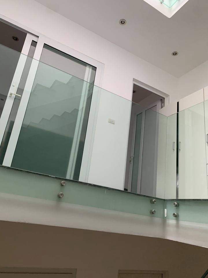 Bán nhà MP Lạc Long Quân 160m2, 5 tầng, thang máy, MT 8m, móng chờ 12 tầng, giá 38.5 tỷ