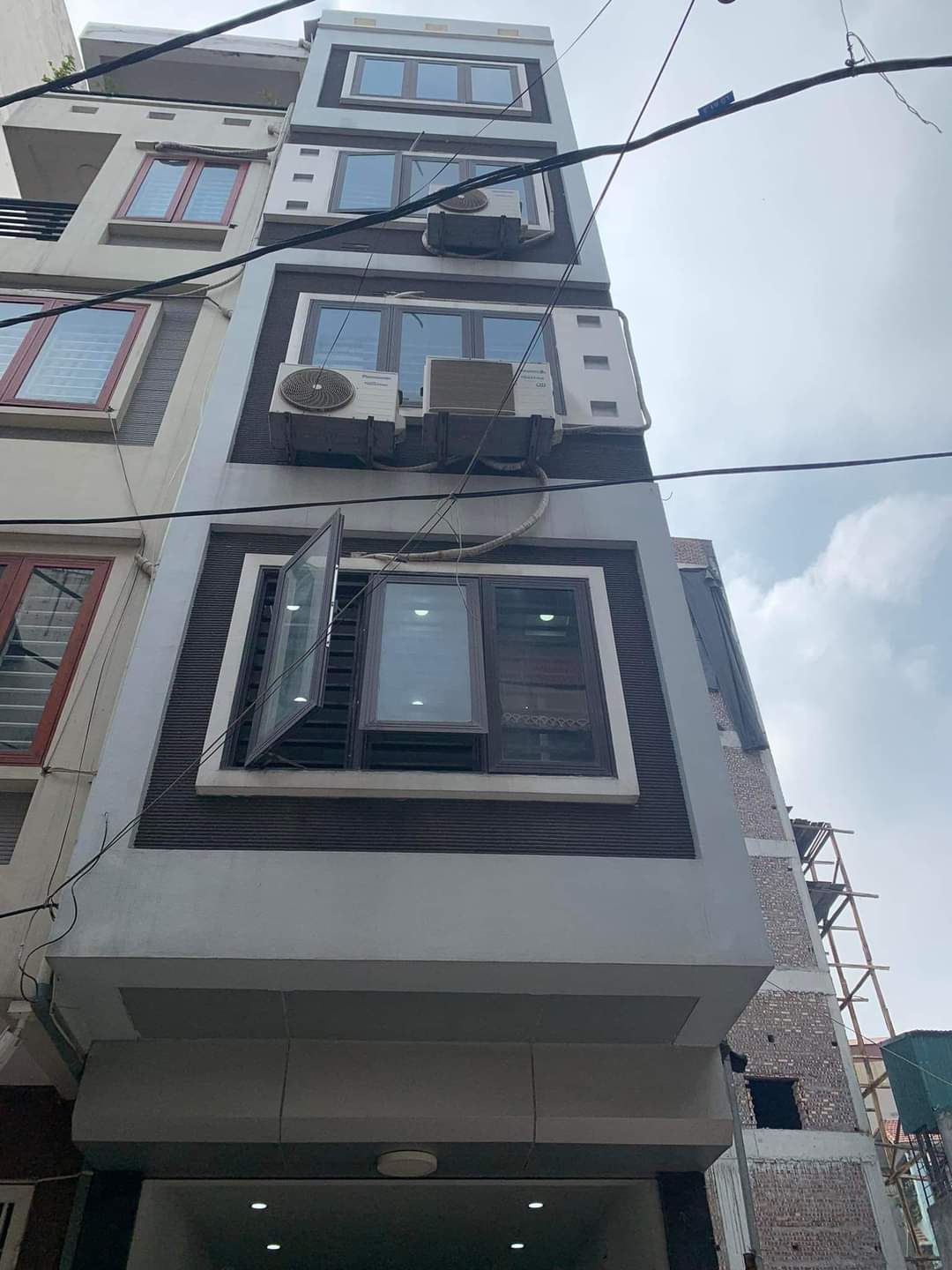 MẶT NGÕ ÔTÔ TRÁNH KINH DOANH Ở LUÔN-HỒ BA MẪU- ĐỐNG ĐA-DT 43m2-5T-MT 3,1m giá 10 tỷ.