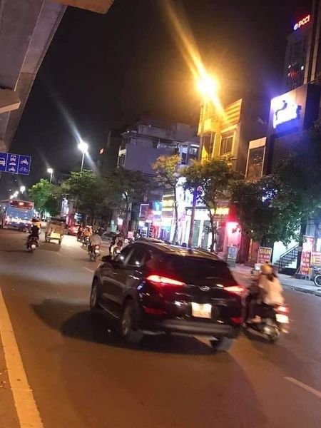 MẶT PHỐ NGUYỄN TRÃI, NHÀ 55M2, GIÁ CHỈ NHỈNH 10 TỶ, Mrs Dung 098.115.8.507. + Nhà mặt phố to, kinh doanh tấp nập, vị trí đẹp, giáp ranh quận. + Nhà xây 4 tầng, 55m2, MT 4m, khung cột chắc chắn. - Tầng 1: Cửa hàng kinh doanh (25 triệu/tháng) - Tầng 2+3: 04 P.ngủ + 02 WC - Tầng 4: Phòng thờ, sân phơi. + Sổ đỏ chính chủ, thiện chí bán. LH(11.7) Mrs Dung 098.115.8.507.