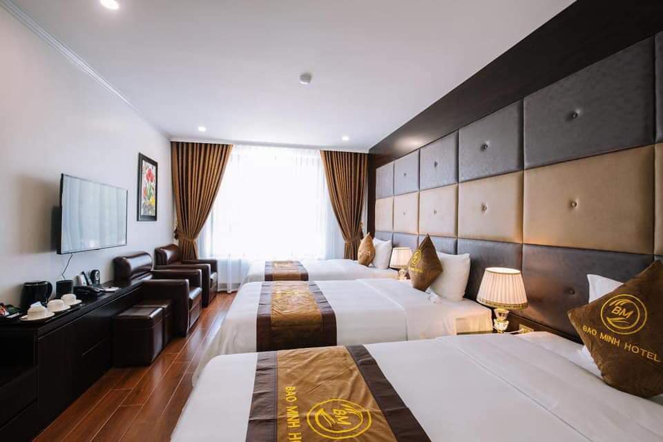Mặt phố Trần Quốc Hoàn 7 tầng thang máy vỉa hè rộng.