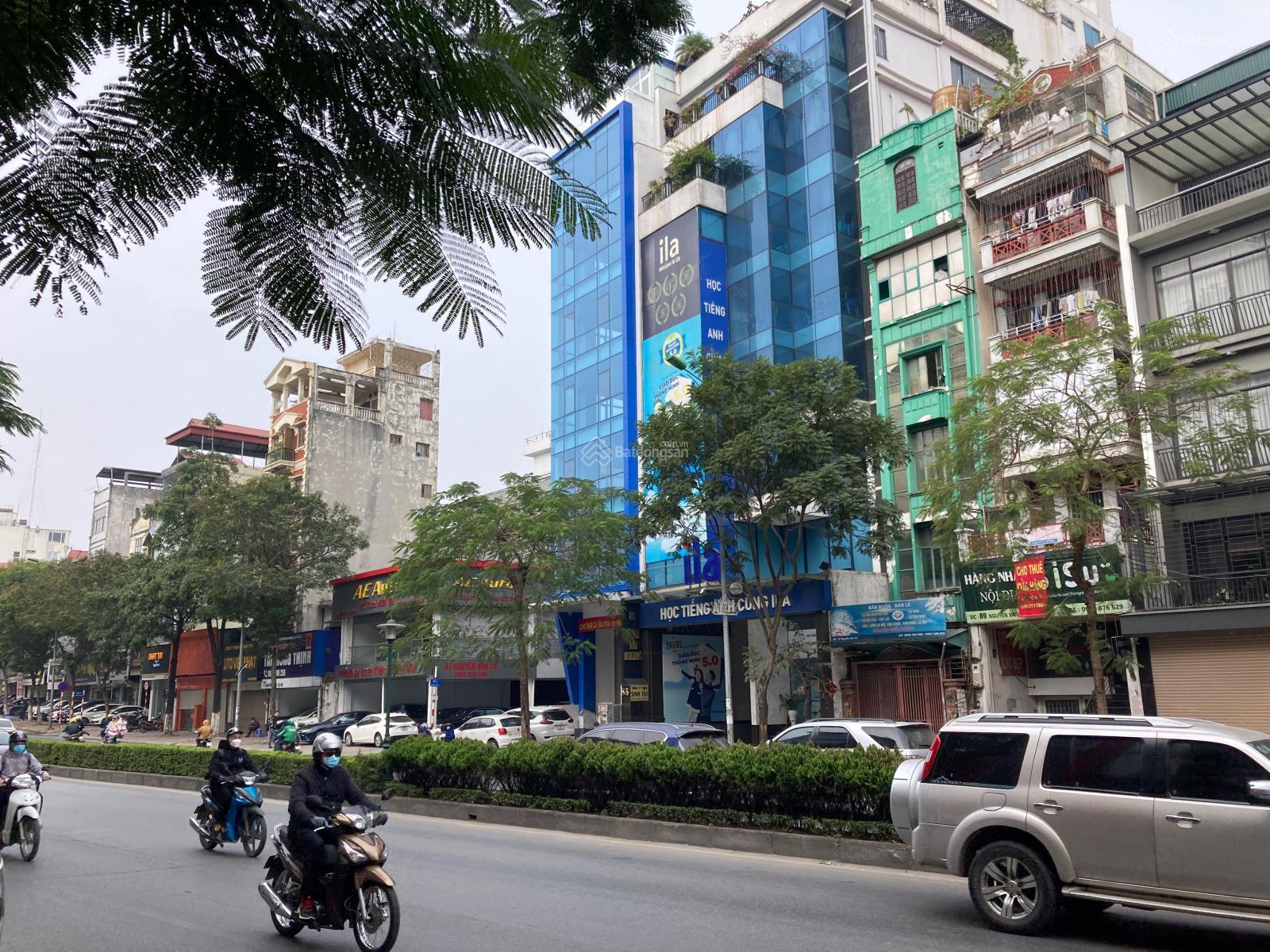 Mặt phố Nguyễn Văn Cừ, vỉa hè rộng, kinh doanh siêu khủng.