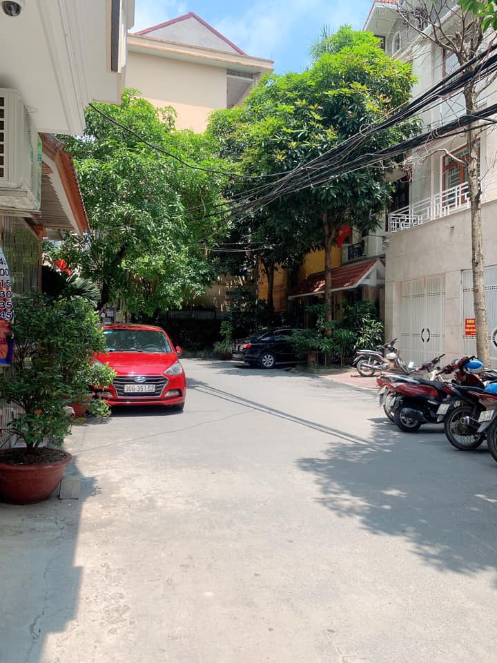 Siêu Phẩm - Nhà TRUNG KÍNH, phân lô 7 tầng. thang máy, Ô tô tránh chỉ với 10 tỷ