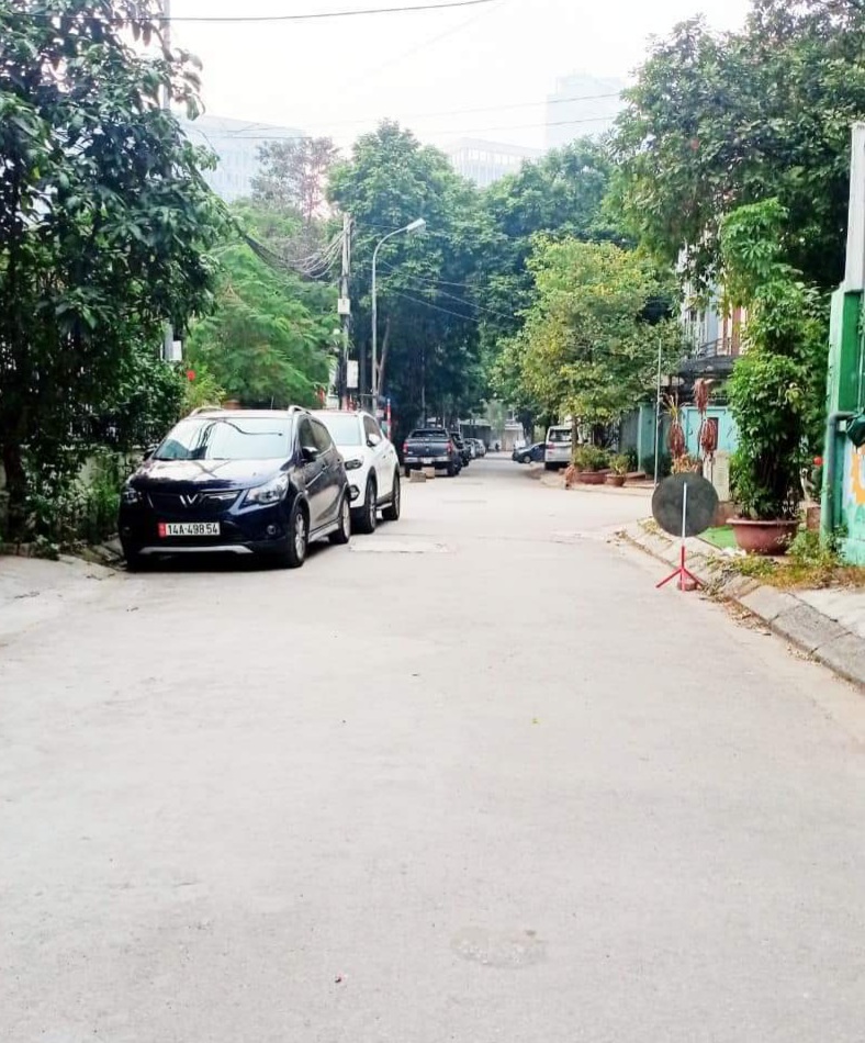 NHÀ RỘNG, NGÕ TO, GẦN MẶT PHỐ LÊ QUANG ĐẠO, ĐẠI LỘ THĂNG LONG, 098.115.8.507. + Nhà gần mặt phố Lê Quang Đạo, Đại Lộ Thăng Long. Ngõ to, ô tô tránh, vị trí vừa ở vừa kinh doanh (Văn phòng, Spa, siêu thị, phòng khám, v.v..) + DT 80m2, 3 tầng, MT 5m, thiết kế cầu thang giữa. Tổng có 4 phòng ngủ. + Sổ đỏ vuông đẹp. Giá thương lượng thiện chí, giao dịch chính chủ. LH(12.5): Mrs Dung 098.115.8.507.