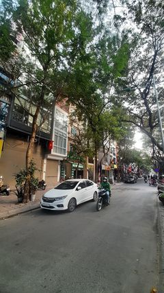 Bán căn nhà Mặt phố Cổ Linh, Long Bên. DT 135m2, mặt tiền khủng 8m, cho thuê 70tr/th