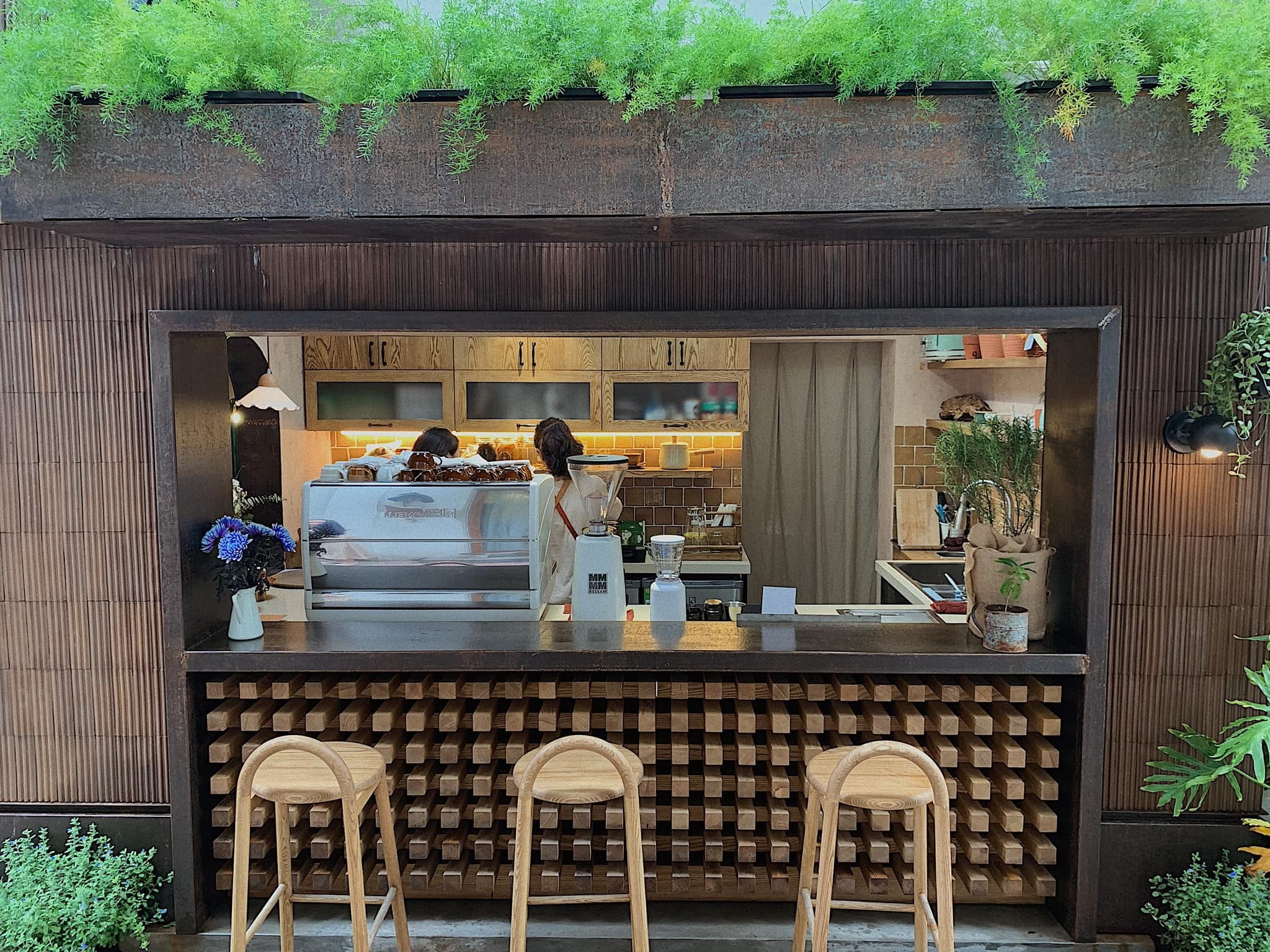 Cafe nhỉnh 100m2, lô góc, vỉa hè 2 mặt ô tô tránh