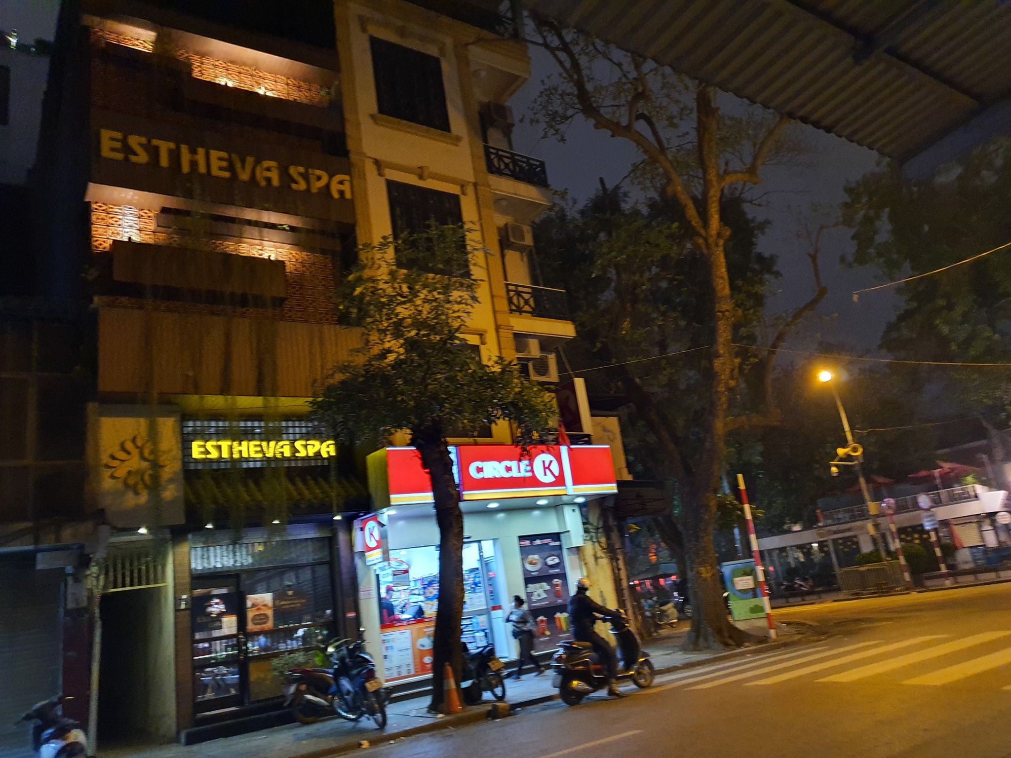 1 BƯỚC RA HỒ 2 BƯỚC PHỐ ĐI BỘ SẰM UẤT TẤP NẬP