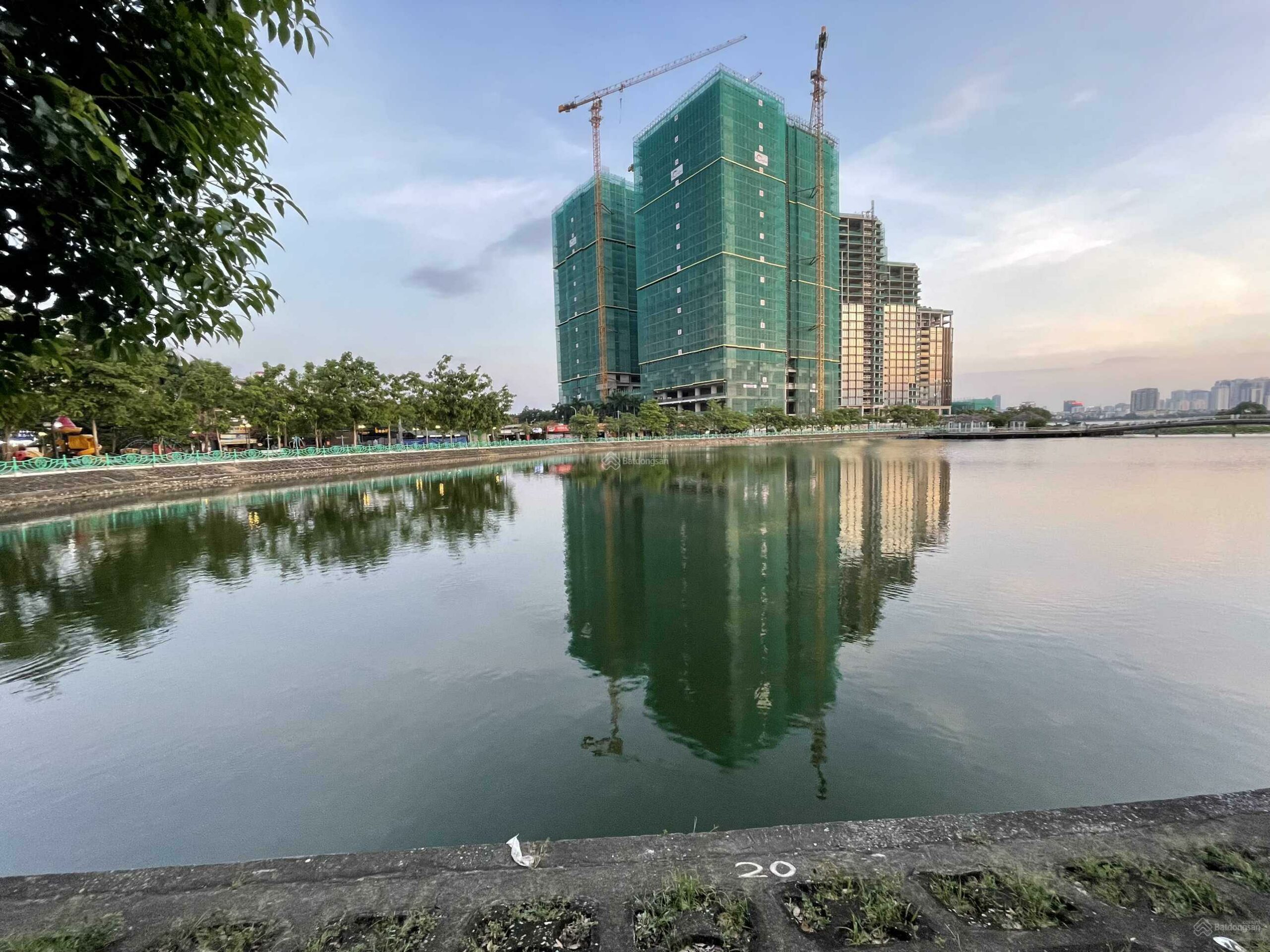 Bán gấp nhà 5 tầng, 100m2, MT 12m, mặt phố Vũ Miện, mặt Hồ Tây