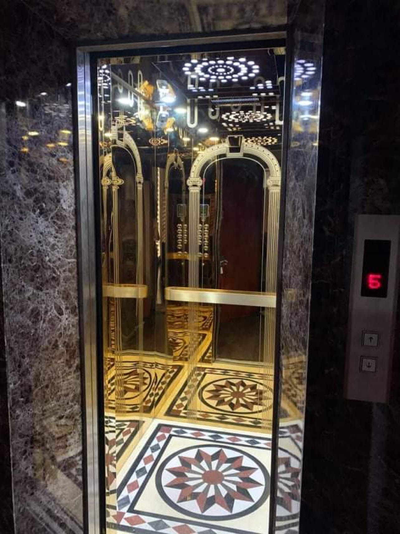 Bán gấp khách sạn phố cổ, phố không ngủ, Tạ Hiện, Lương Ngọc Quyến 47m2 30 tỷ