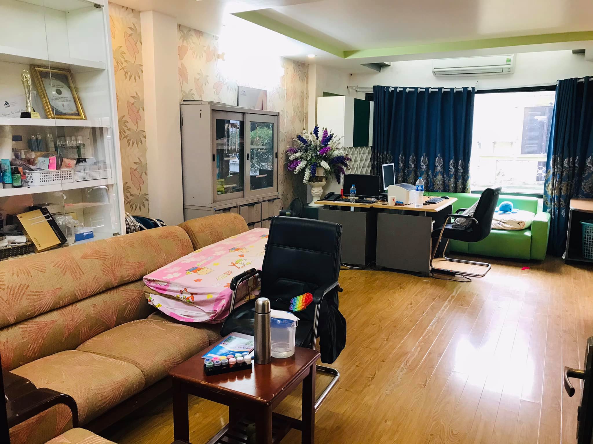 Mặt phố Tây Hồ tòa nhà văn phòng kinh doanh tốt mặt tiền đẹp