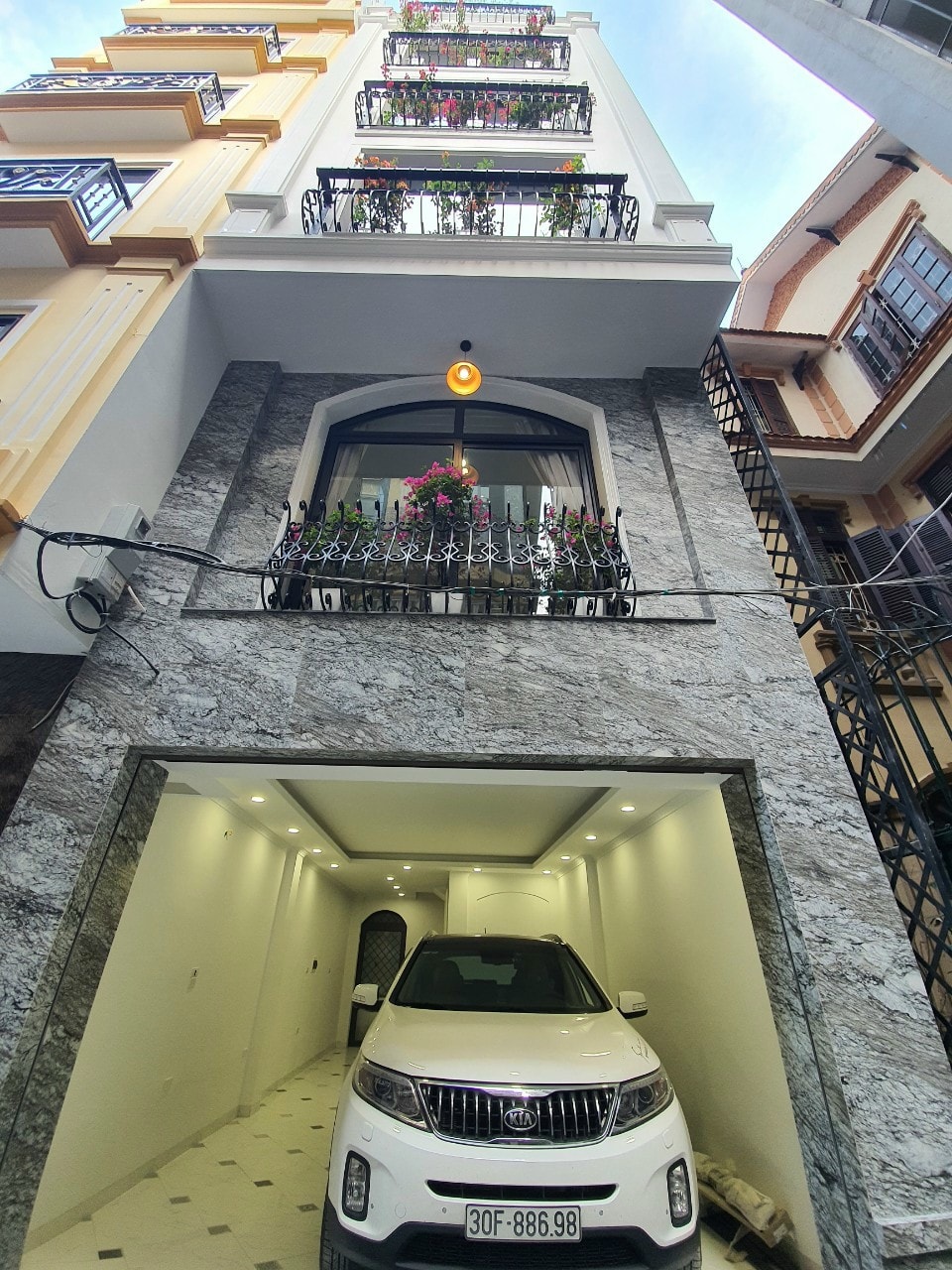 BÁN NHÀ MỚI ĐẸP 6 TẦNG THANG MÁY PHÙNG CHÍ KIÊN, Ô TÔ VÀO NHÀ, KHU DÂN TRÍ CAO, YÊN TĨNH, KHÔNG GIAN Ở TỐT.