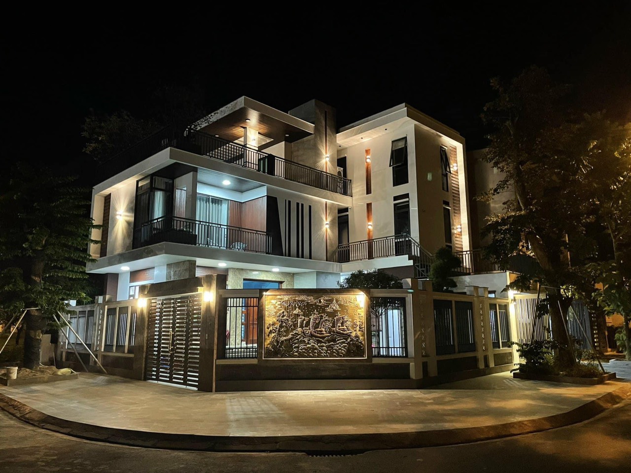 Bán Nhà MT ngay Võ Thị Sáu. 4,3x15m. 21 Tỷ. Hầm 6 Tầng. HĐ 140TR/TH