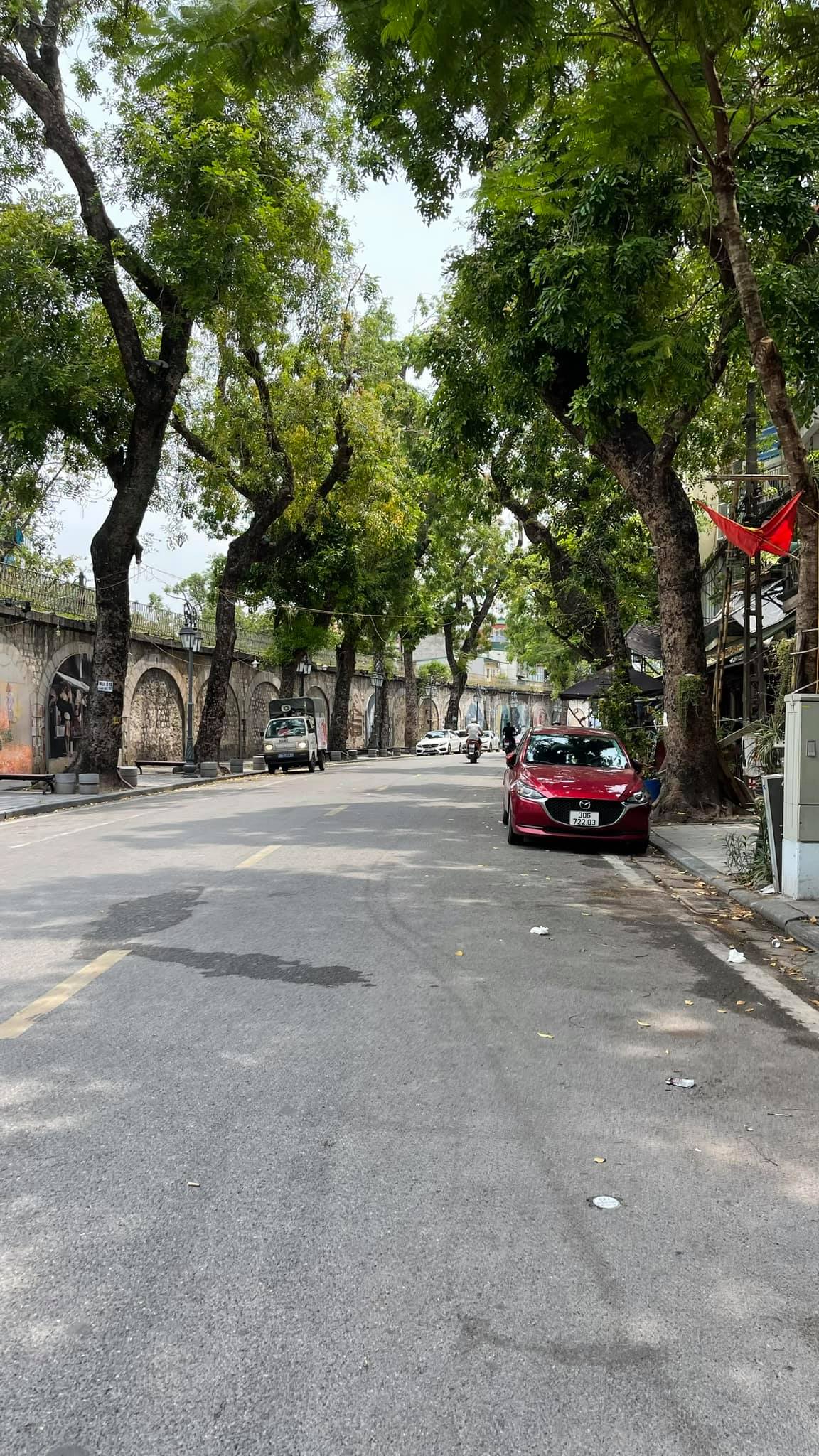 Bán nhà mặt phố cổ Phùng Hưng quận Hoàn Kiếm 30m 4 tầng 20 tỷ vỉa hè 5m kinh doanh sầm uất ngày đêm