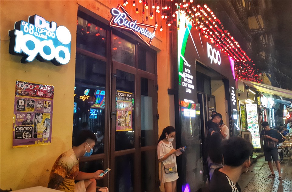 HÀNG XÓM 1900 - KINH DOANH KHÔNG NGỪNG NGHỈ GIỮA PHỐ TẠ HIỆN