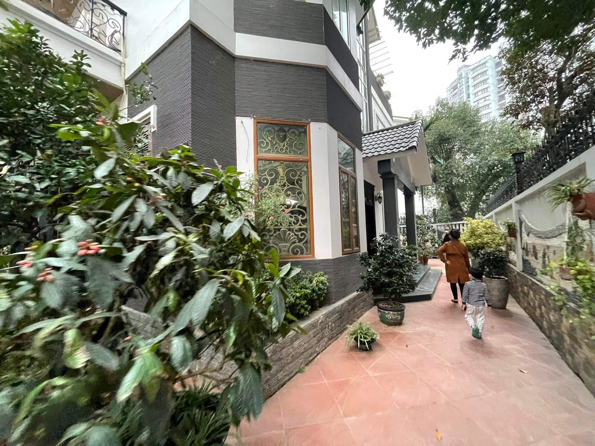 Bán Biệt Thự Sân Vườn Mễ Trì. Lô Góc, Vỉa Hè. 450m2 x 5 Tầng. Giá Hấp Dẫn