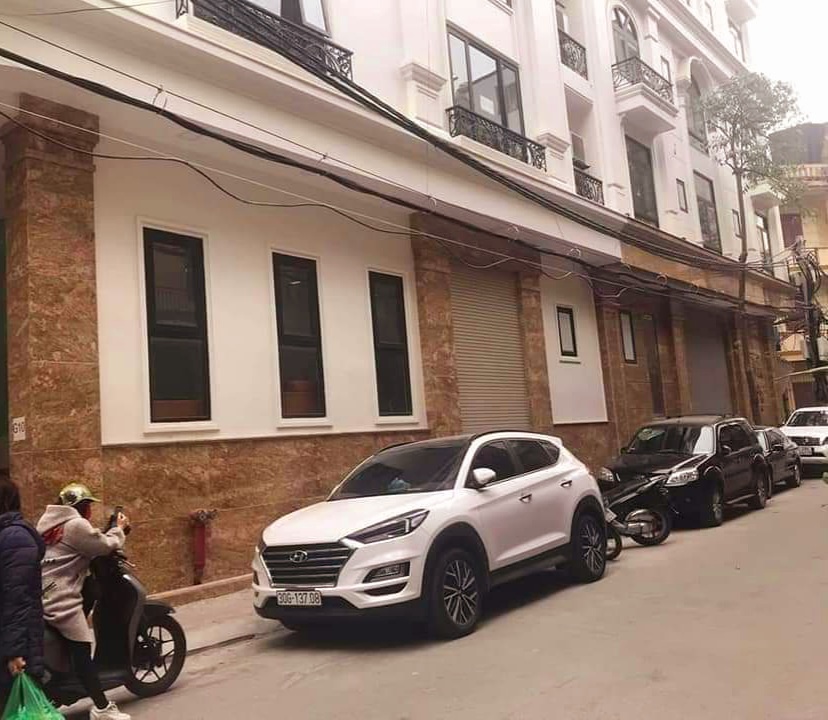 BUILDING VĂN PHÒNG LÔ GÓC PHỐ TRUNG KÍNH, 098.115.8.507. + Vị trí rất đẹp, khu phân lô bàn cơ, nhà hai mặt ngõ ô tô tránh chạy vòng quanh, cực VIP. + Toà nhà 80m2, 7 tầng (gồm 1 hầm), MT 15m siêu rộng, thiết kế hiện đại, thông sàn, thang máy nhập khẩu, cùng thang bộ bố trí cuối nhà. Thiết bị vệ sinh cao cấp + Nhà 2 hướng: Đông Bắc + Đông Nam, phong thuỷ cực tốt. Dòng tiền 720 triệu/năm đang khai thác cho văn phòng công ty thuê. + Sổ đỏ phân lô cực đẹp. LH(24): Mrs Dung 098.115.8.507.