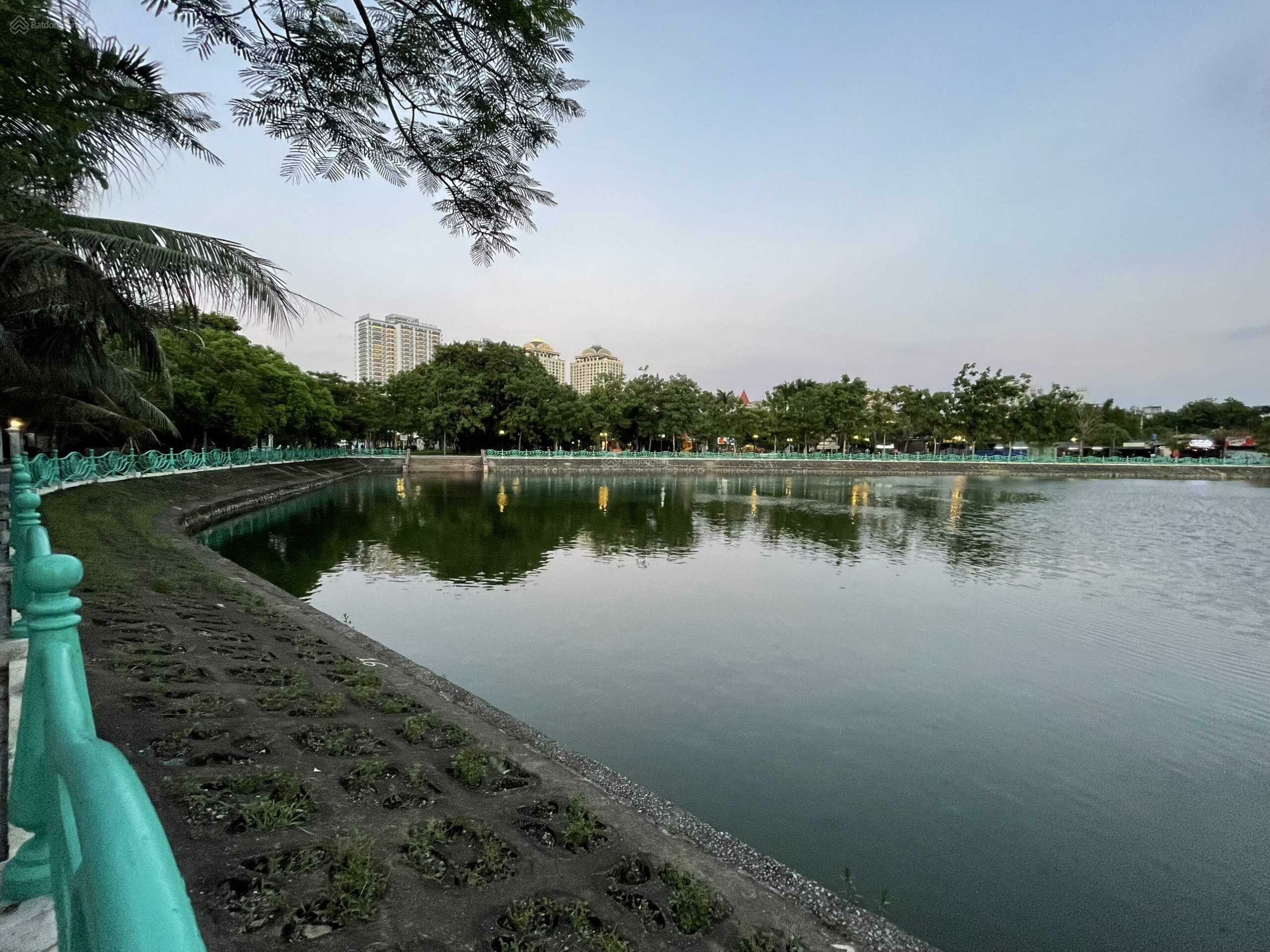 Bán biệt thự mặt hồ Tây, diện tích lớn, phù hợp đầu nhà hàng, kinh doanh dịch vụ, giá 195 tỷ