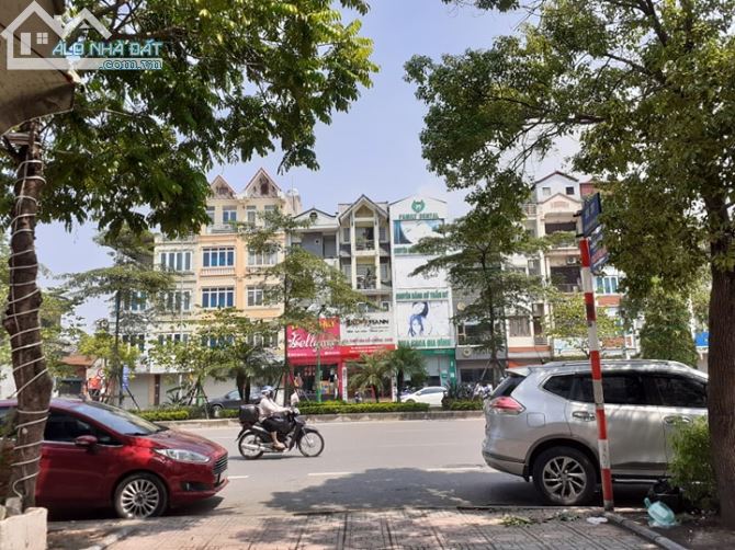 Bán nhà 1T4L sân thượng hầm MT đường Man Thiện đang cho thuê 100tr/tháng. 32 tỷ.