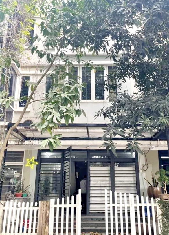 BÁN LIỀN KỀ KĐT XUÂN PHƯƠNG, VỈA HÈ ĐÁ BÓNG, MẶT PHỐ 50M, OTO ĐỖ CỬA NGÀY ĐÊM, VIEW MẶT HỒ, Ở LÝ TƯỞNG. 098.115.8.507. + Nhà cách mặt đường Xuân Phương 50m, Ô tô đỗ cửa ngày đêm. Khu vực dân trí cao tiện ích đỉnh, không khí trong lành thoáng mát. + DT 83m2, 4 tầng, MT 5m, nội thất tặng lại. T1: Bếp, khách, (có thể cải tạo thêm gara ô tô) T2: 2 phòng ngủ T3: 2 phòng ngủ T4: Phòng thờ, sân phơi + Sổ vuông đẹp. LH(10): Mrs Dung 098.115.8.507.